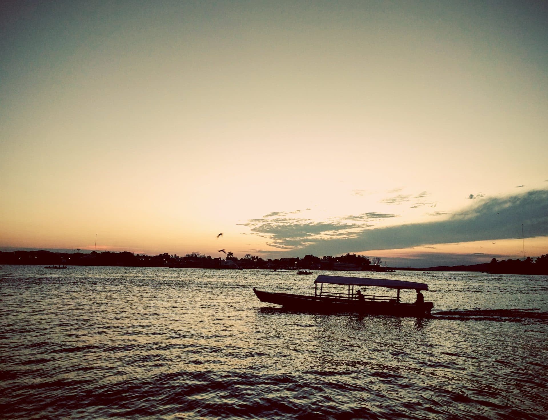 Lago Petén Itzá al amanecer