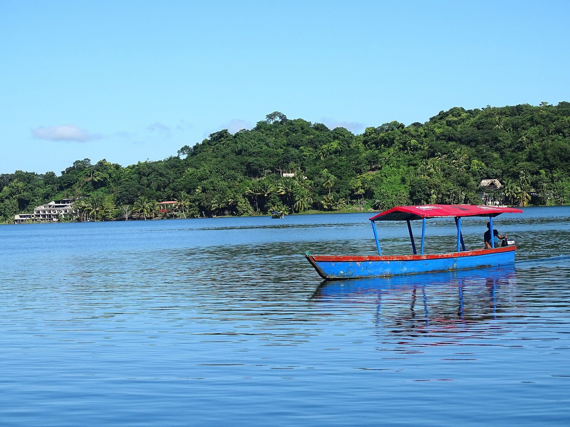Recorrido en lancha por el Lago Petén Itzá