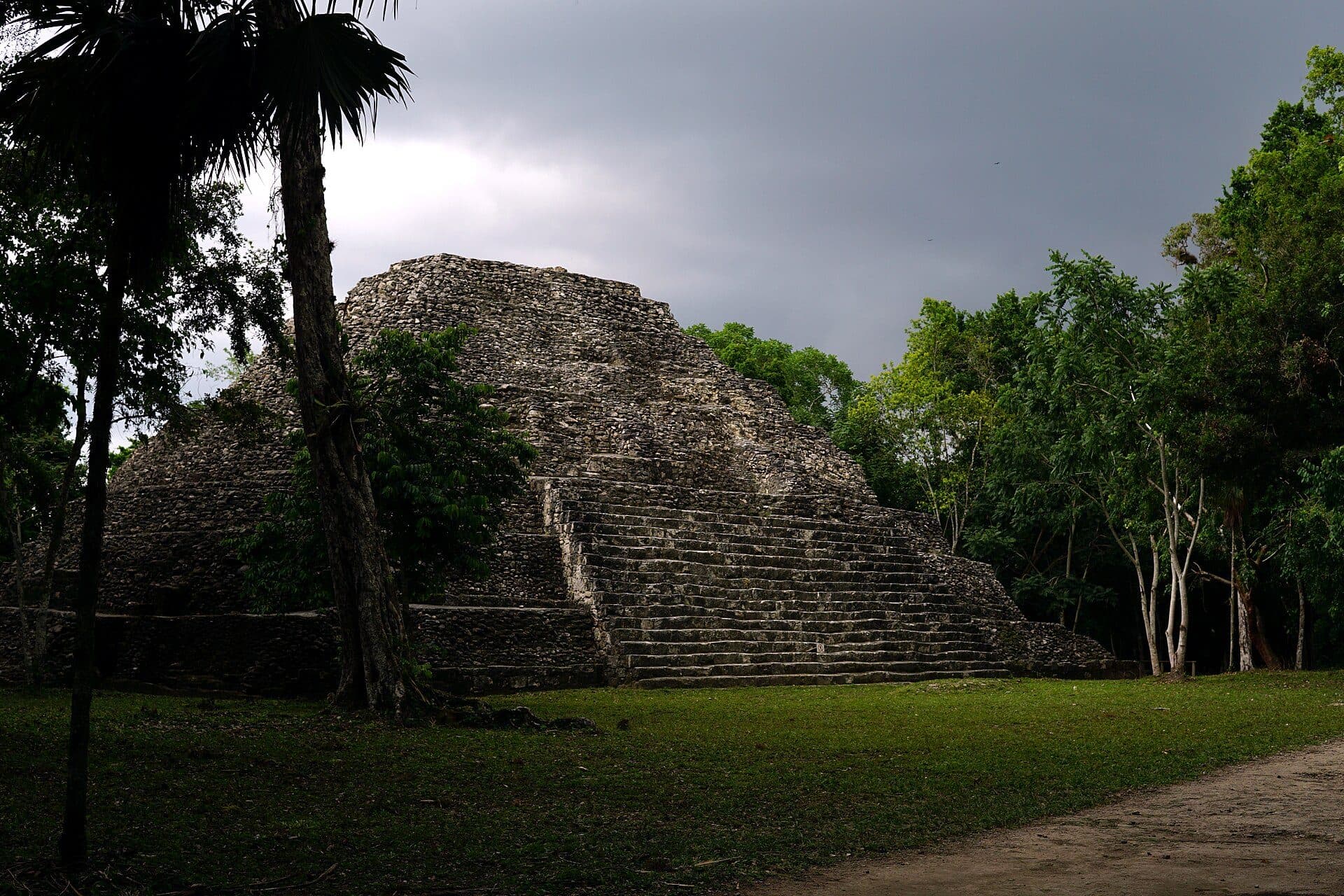 Complejo arqueológico de Yaxhá entre la vegetación